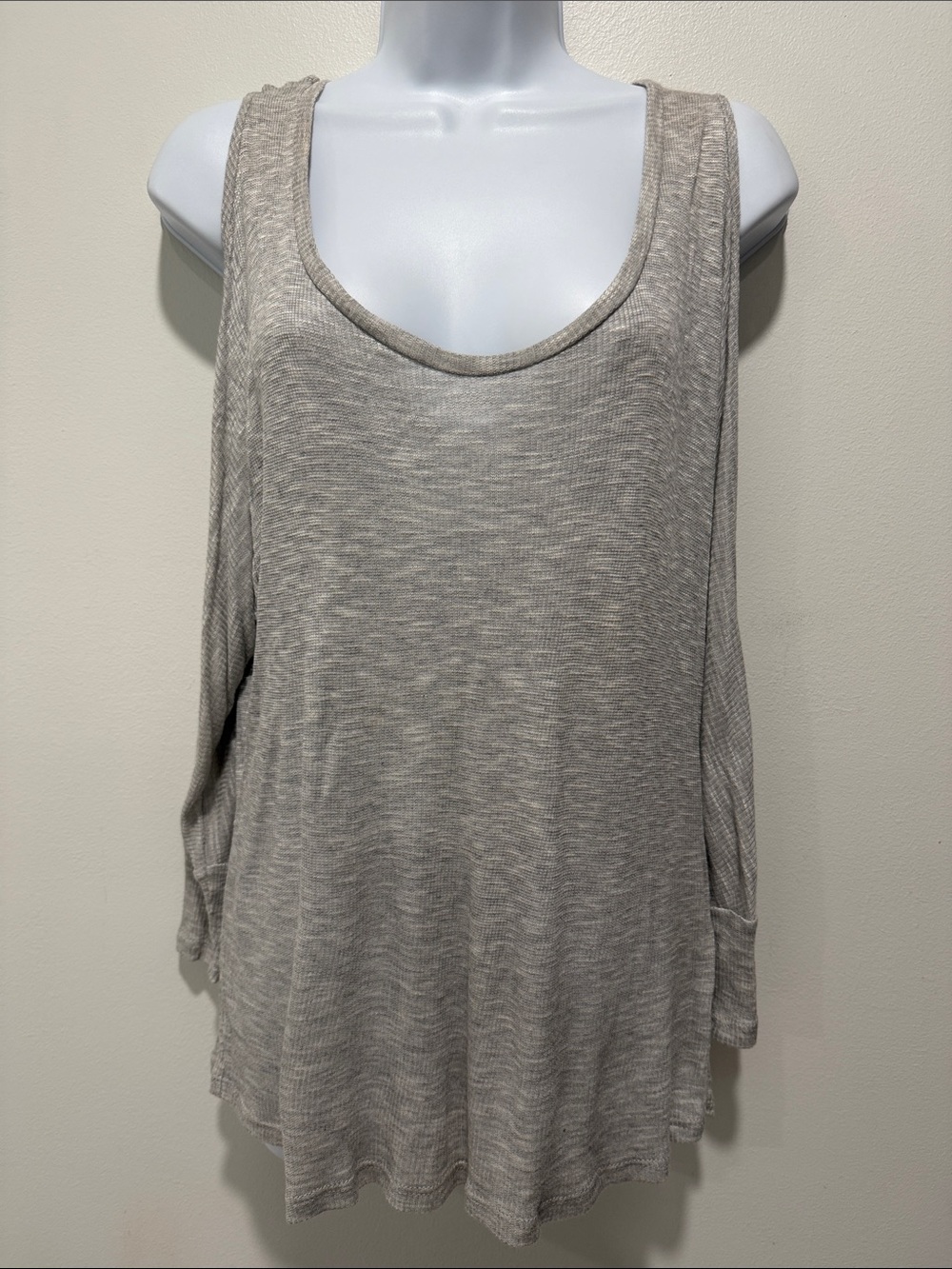Lightweight Scoop Neck Long Sleeve Cold Shoulder Top in Gray